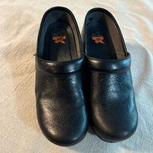 Dansko Clogs Pro XP Leather Black Floral Tooled Shoes Size 39